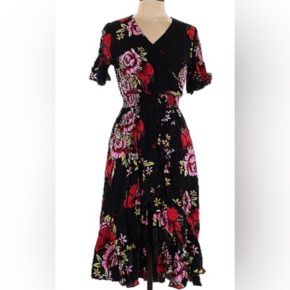 Pretty floral dress.